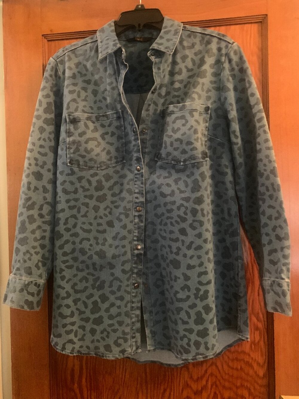 Blue Denim Leopard Print Snap Front Shirt Jacket Shacket Size Small Tunic